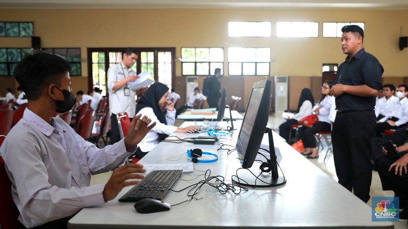 Calon peserta mengikuti tes seleksi pelatihan kejuruan operator komputer yang diperuntukan khusus bagi penyandang disabilitas di Pelatihan PPKD Jakarta Timur, Selasa (4/7). Calon peserta mengikuti tes seleksi pelatihan kejuruan operator komputer yang diperuntukan khusus bagi penyandang disabilitas di Pelatihan PPKD Jakarta Timur, Selasa (4/7). (CNBC Indonesia/Muhammad Sabki)