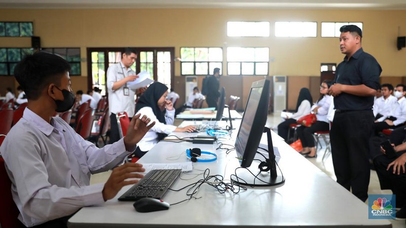 Calon peserta mengikuti tes seleksi pelatihan kejuruan operator komputer yang diperuntukan khusus bagi penyandang disabilitas di Pelatihan PPKD Jakarta Timur, Selasa (4/7). (CNBC Indonesia/Muhammad Sabki)