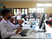 Pura-Pura Kerja Pakai Keyboard Palsu, Puluhan Karyawan Bank Dipecat
