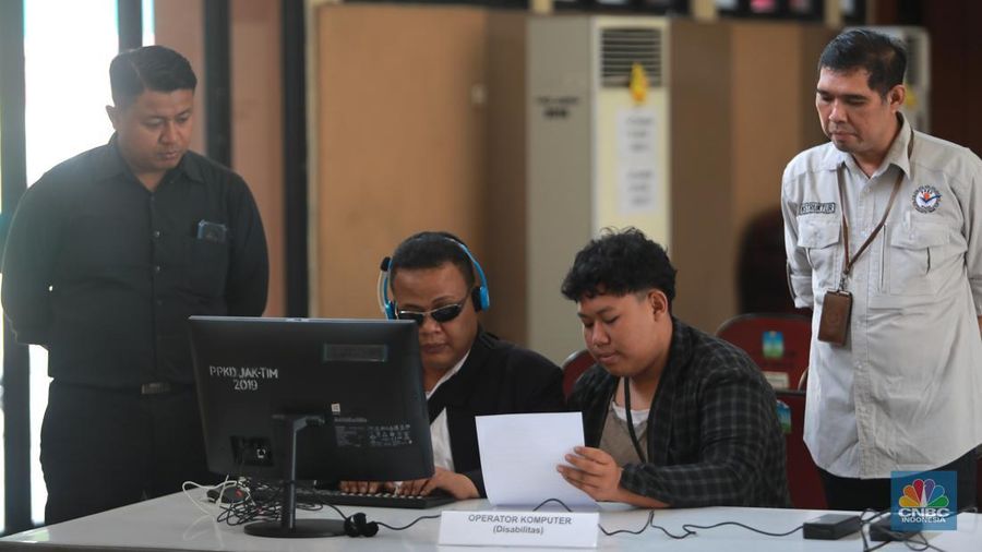 Calon peserta mengikuti tes seleksi pelatihan kejuruan operator komputer yang diperuntukan khusus bagi penyandang disabilitas di Pelatihan PPKD Jakarta Timur, Selasa (4/7). (CNBC Indonesia/Muhammad Sabki)