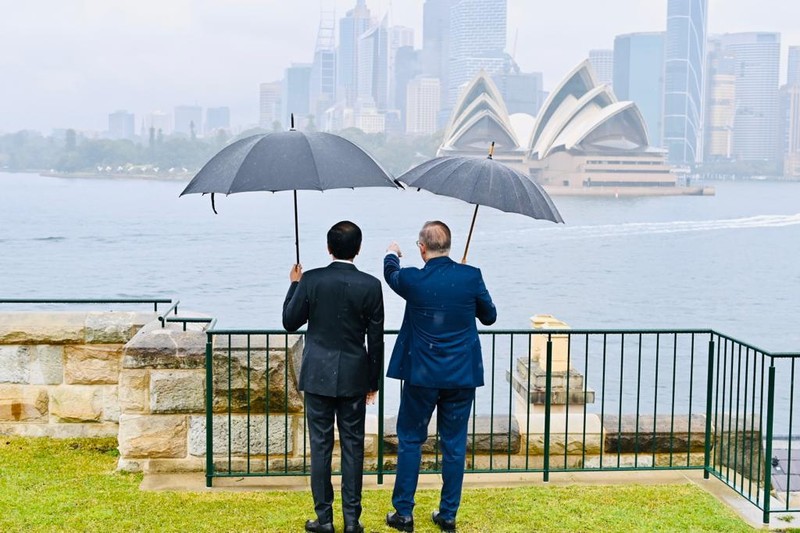 Dalam rangkaian penyambutan kenegaraan di Admiralty House, Sydney, pada Selasa, 4 Juli 2023, Perdana Menteri (PM) Australia, Anthony Albanese mengajak Presiden Jokowi Widodo untuk berkeliling di halaman belakang Admiralty House. (Dok: Laily Rachev - Biro Pers Sekretariat Presiden) Dalam rangkaian penyambutan kenegaraan di Admiralty House, Sydney, pada Selasa, 4 Juli 2023, Perdana Menteri (PM) Australia, Anthony Albanese mengajak Presiden Jokowi Widodo untuk berkeliling di halaman belakang Admiralty House. (Dok: Laily Rachev - Biro Pers Sekretariat Presiden)