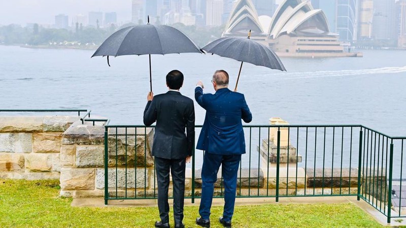 Dalam rangkaian penyambutan kenegaraan di Admiralty House, Sydney, pada Selasa, 4 Juli 2023, Perdana Menteri (PM) Australia, Anthony Albanese mengajak Presiden Jokowi Widodo untuk berkeliling di halaman belakang Admiralty House. (Dok: Laily Rachev - Biro Pers Sekretariat Presiden)