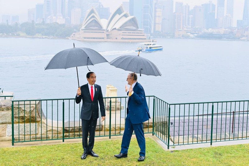 Dalam rangkaian penyambutan kenegaraan di Admiralty House, Sydney, pada Selasa, 4 Juli 2023, Perdana Menteri (PM) Australia, Anthony Albanese mengajak Presiden Jokowi Widodo untuk berkeliling di halaman belakang Admiralty House. (Dok: Laily Rachev - Biro Pers Sekretariat Presiden) Dalam rangkaian penyambutan kenegaraan di Admiralty House, Sydney, pada Selasa, 4 Juli 2023, Perdana Menteri (PM) Australia, Anthony Albanese mengajak Presiden Jokowi Widodo untuk berkeliling di halaman belakang Admiralty House. (Dok: Laily Rachev - Biro Pers Sekretariat Presiden)