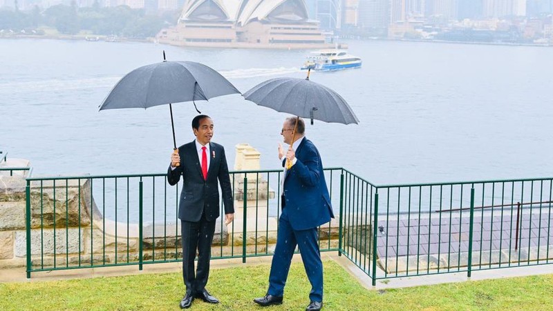 Dalam rangkaian penyambutan kenegaraan di Admiralty House, Sydney, pada Selasa, 4 Juli 2023, Perdana Menteri (PM) Australia, Anthony Albanese mengajak Presiden Jokowi Widodo untuk berkeliling di halaman belakang Admiralty House. (Dok: Laily Rachev - Biro Pers Sekretariat Presiden)