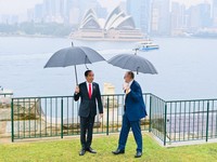 Jokowi dan PM Australia Berpayung Berlatar Sydney Opera House