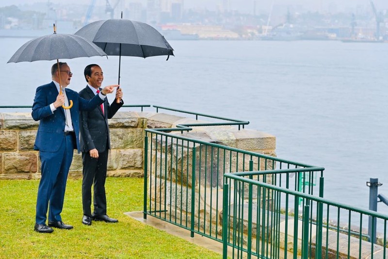 Dalam rangkaian penyambutan kenegaraan di Admiralty House, Sydney, pada Selasa, 4 Juli 2023, Perdana Menteri (PM) Australia, Anthony Albanese mengajak Presiden Jokowi Widodo untuk berkeliling di halaman belakang Admiralty House. (Dok: Laily Rachev - Biro Pers Sekretariat Presiden) Dalam rangkaian penyambutan kenegaraan di Admiralty House, Sydney, pada Selasa, 4 Juli 2023, Perdana Menteri (PM) Australia, Anthony Albanese mengajak Presiden Jokowi Widodo untuk berkeliling di halaman belakang Admiralty House. (Dok: Laily Rachev - Biro Pers Sekretariat Presiden)