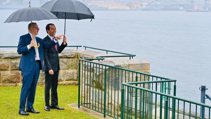 Dalam rangkaian penyambutan kenegaraan di Admiralty House, Sydney, pada Selasa, 4 Juli 2023, Perdana Menteri (PM) Australia, Anthony Albanese mengajak Presiden Jokowi Widodo untuk berkeliling di halaman belakang Admiralty House. (Dok: Laily Rachev - Biro Pers Sekretariat Presiden)