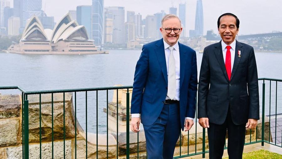 Dalam rangkaian penyambutan kenegaraan di Admiralty House, Sydney, pada Selasa, 4 Juli 2023, Perdana Menteri (PM) Australia, Anthony Albanese mengajak Presiden Jokowi Widodo untuk berkeliling di halaman belakang Admiralty House. (Dok: Laily Rachev - Biro Pers Sekretariat Presiden)
