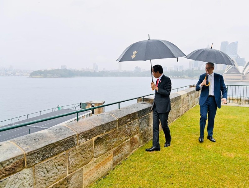 Dalam rangkaian penyambutan kenegaraan di Admiralty House, Sydney, pada Selasa, 4 Juli 2023, Perdana Menteri (PM) Australia, Anthony Albanese mengajak Presiden Jokowi Widodo untuk berkeliling di halaman belakang Admiralty House. (Dok: Laily Rachev - Biro Pers Sekretariat Presiden) Dalam rangkaian penyambutan kenegaraan di Admiralty House, Sydney, pada Selasa, 4 Juli 2023, Perdana Menteri (PM) Australia, Anthony Albanese mengajak Presiden Jokowi Widodo untuk berkeliling di halaman belakang Admiralty House. (Dok: Laily Rachev - Biro Pers Sekretariat Presiden)