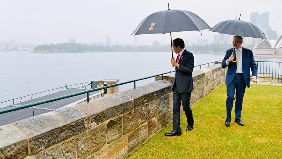 Dalam rangkaian penyambutan kenegaraan di Admiralty House, Sydney, pada Selasa, 4 Juli 2023, Perdana Menteri (PM) Australia, Anthony Albanese mengajak Presiden Jokowi Widodo untuk berkeliling di halaman belakang Admiralty House. (Dok: Laily Rachev - Biro Pers Sekretariat Presiden)