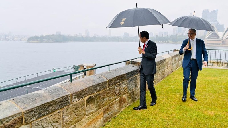 Dalam rangkaian penyambutan kenegaraan di Admiralty House, Sydney, pada Selasa, 4 Juli 2023, Perdana Menteri (PM) Australia, Anthony Albanese mengajak Presiden Jokowi Widodo untuk berkeliling di halaman belakang Admiralty House. (Dok: Laily Rachev - Biro Pers Sekretariat Presiden)