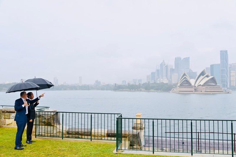 Dalam rangkaian penyambutan kenegaraan di Admiralty House, Sydney, pada Selasa, 4 Juli 2023, Perdana Menteri (PM) Australia, Anthony Albanese mengajak Presiden Jokowi Widodo untuk berkeliling di halaman belakang Admiralty House. (Dok: Laily Rachev - Biro Pers Sekretariat Presiden) Dalam rangkaian penyambutan kenegaraan di Admiralty House, Sydney, pada Selasa, 4 Juli 2023, Perdana Menteri (PM) Australia, Anthony Albanese mengajak Presiden Jokowi Widodo untuk berkeliling di halaman belakang Admiralty House. (Dok: Laily Rachev - Biro Pers Sekretariat Presiden)
