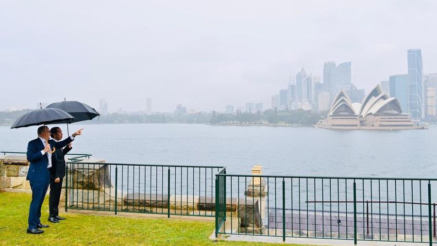Dalam rangkaian penyambutan kenegaraan di Admiralty House, Sydney, pada Selasa, 4 Juli 2023, Perdana Menteri (PM) Australia, Anthony Albanese mengajak Presiden Jokowi Widodo untuk berkeliling di halaman belakang Admiralty House. (Dok: Laily Rachev - Biro Pers Sekretariat Presiden)