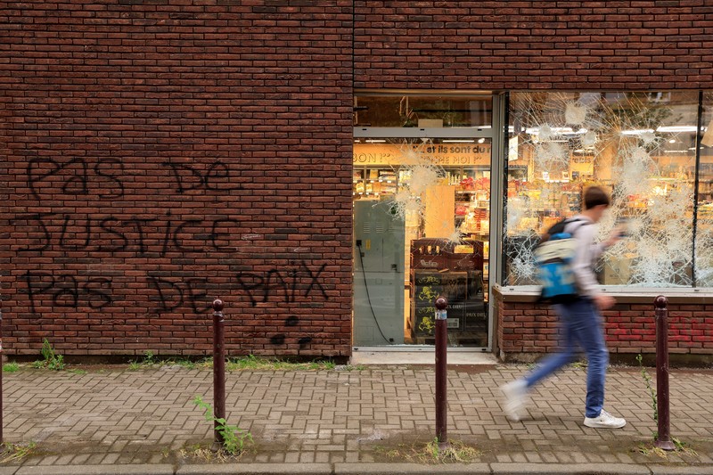 Kerusuhan saat protes kematian seorang remaja berusia 17 tahun yang dibunuh oleh seorang polisi Prancis saat di Nanterre, Paris, Prancis, Sabtu (1/7/2023). (REUTERS/Yves Herman)