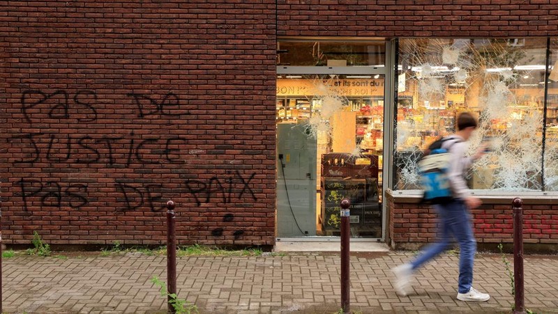 Kerusuhan saat protes kematian seorang remaja berusia 17 tahun yang dibunuh oleh seorang polisi Prancis saat di Nanterre, Paris, Prancis, Sabtu (1/7/2023). (REUTERS/Yves Herman)