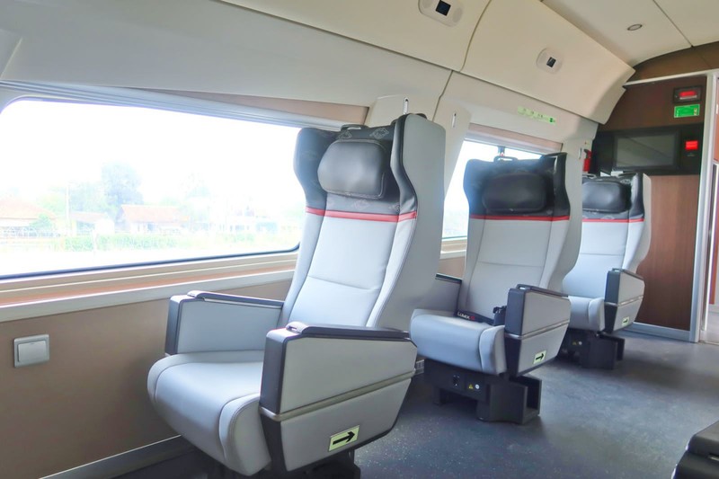 KCIC melalui kontraktor Kereta Api Cepat mulai menguji cobakan rangkaian Electric Multiple Unit (EMU) atau Kereta Penumpang KA Cepat relasi Jakarta-Bandung. KCIC melalui kontraktor Kereta Api Cepat mulai menguji cobakan rangkaian Electric Multiple Unit (EMU) atau Kereta Penumpang KA Cepat relasi Jakarta-Bandung. (Dok. KCIC)