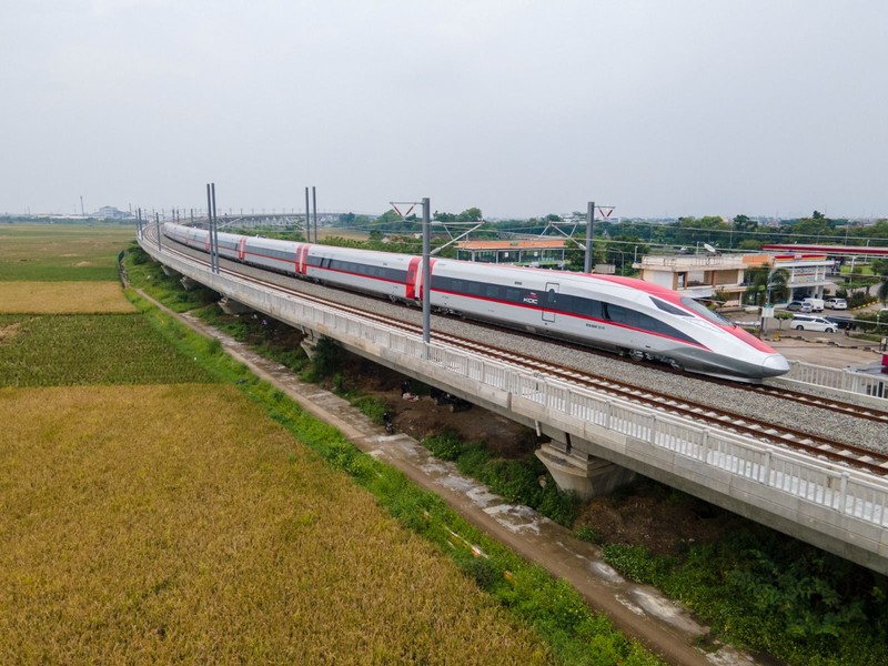 KCIC melalui kontraktor Kereta Api Cepat mulai menguji cobakan rangkaian Electric Multiple Unit (EMU) atau Kereta Penumpang KA Cepat relasi Jakarta-Bandung. KCIC melalui kontraktor Kereta Api Cepat mulai menguji cobakan rangkaian Electric Multiple Unit (EMU) atau Kereta Penumpang KA Cepat relasi Jakarta-Bandung. (Dok. KCIC)