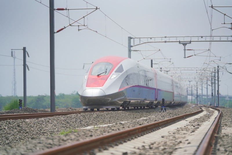 KCIC melalui kontraktor Kereta Api Cepat mulai menguji cobakan rangkaian Electric Multiple Unit (EMU) atau Kereta Penumpang KA Cepat relasi Jakarta-Bandung. KCIC melalui kontraktor Kereta Api Cepat mulai menguji cobakan rangkaian Electric Multiple Unit (EMU) atau Kereta Penumpang KA Cepat relasi Jakarta-Bandung. (Dok. KCIC)