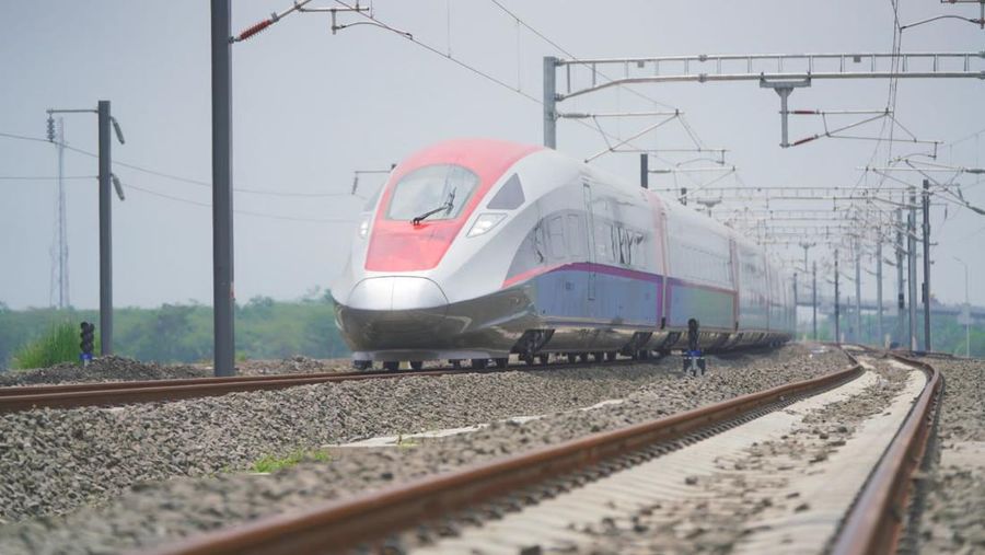 KCIC melalui kontraktor Kereta Api Cepat mulai menguji cobakan rangkaian Electric Multiple Unit (EMU) atau Kereta Penumpang KA Cepat relasi Jakarta-Bandung. (Dok. KCIC)