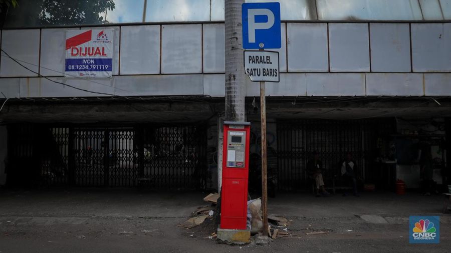 Kondisi mesin parkir elektronik yang nampak terbengkalai di kawasan Pasar Asemka, Jakarta, Selasa (4/7/2023). (CNBC Indonesia/Faisal Rahman)