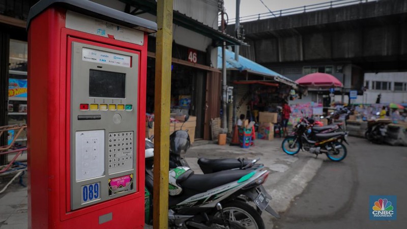 Kondisi mesin parkir elektronik yang nampak terbengkalai di kawasan Pasar Asemka, Jakarta, Selasa (4/7/2023). (CNBC Indonesia/Faisal Rahman)