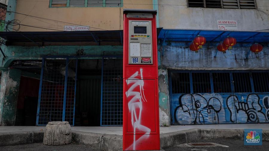 Kondisi mesin parkir elektronik yang nampak terbengkalai di kawasan Pasar Asemka, Jakarta, Selasa (4/7/2023). (CNBC Indonesia/Faisal Rahman)