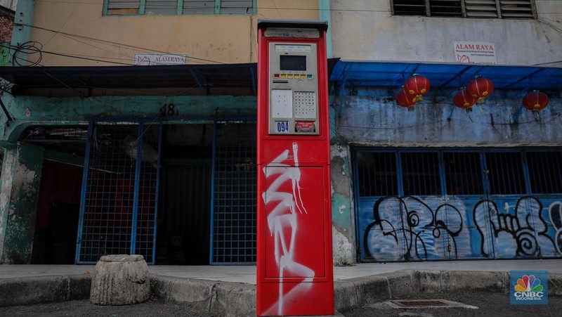 Kondisi mesin parkir elektronik yang nampak terbengkalai di kawasan Pasar Asemka, Jakarta, Selasa (4/7/2023). (CNBC Indonesia/Faisal Rahman)