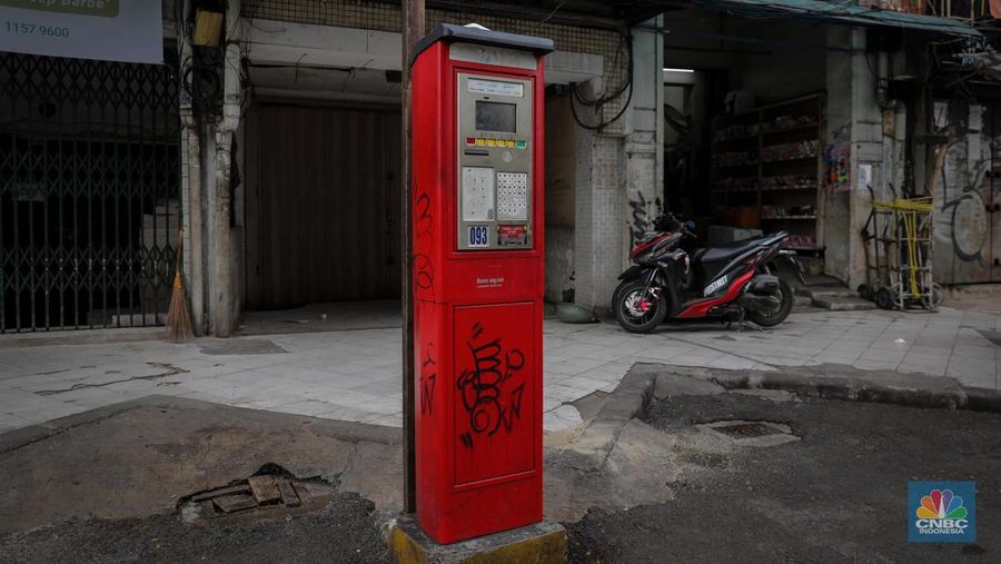 Kondisi mesin parkir elektronik yang nampak terbengkalai di kawasan Pasar Asemka, Jakarta, Selasa (4/7/2023). (CNBC Indonesia/Faisal Rahman)