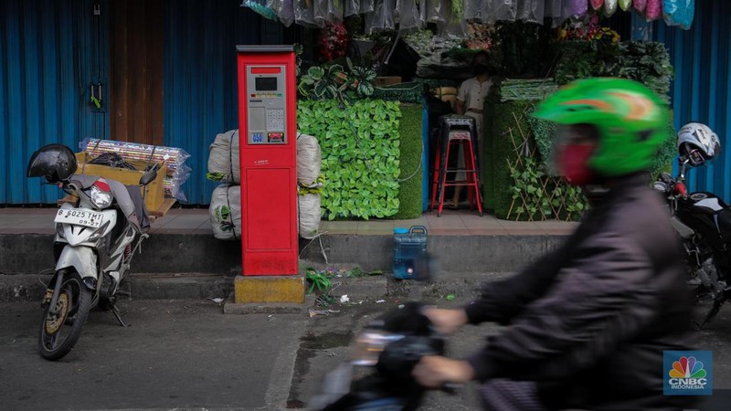 Kondisi mesin parkir elektronik yang nampak terbengkalai di kawasan Pasar Asemka, Jakarta, Selasa (4/7/2023). (CNBC Indonesia/Faisal Rahman)