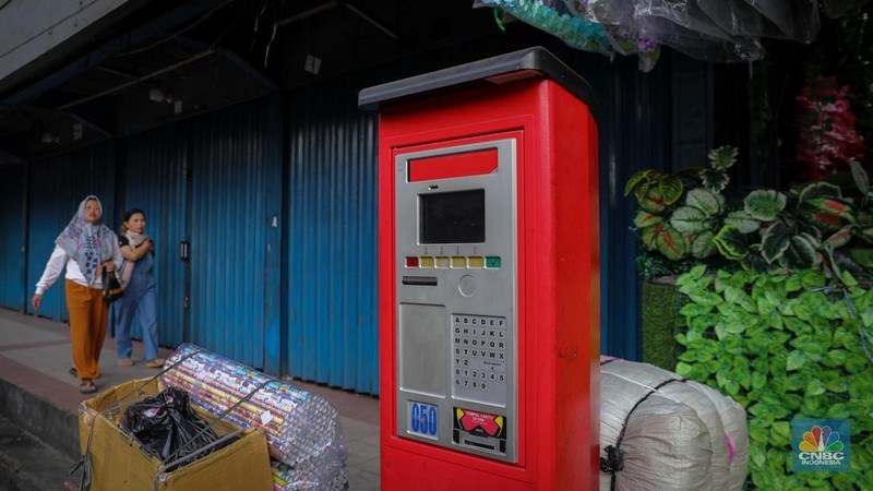 Kondisi mesin parkir elektronik yang nampak terbengkalai di kawasan Pasar Asemka, Jakarta, Selasa (4/7/2023). (CNBC Indonesia/Faisal Rahman)