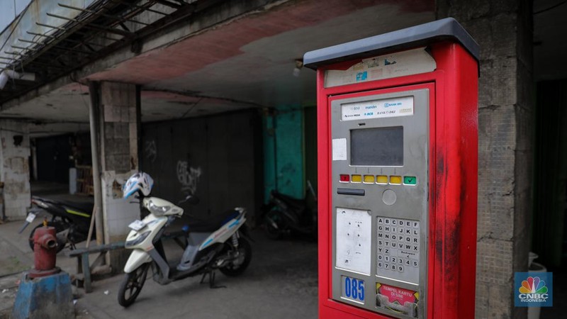 Kondisi mesin parkir elektronik yang nampak terbengkalai di kawasan Pasar Asemka, Jakarta, Selasa (4/7/2023). (CNBC Indonesia/Faisal Rahman)