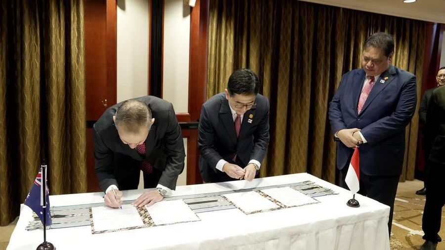 Menteri Koordinator Bidang Perekonomian Airlangga Hartarto menyaksikan penandatanganan Rencana Aksi untuk implementasi 
Memorandum of Understanding (MoU) antara Pemerintah Negara Bagian Western Australia and Kamar Dagang dan Industri Indonesia (KADIN) pada hari Selasa (4/07) Juli 2023 di Sydney, Australia. (Dok: Kemenko Perekonomian)