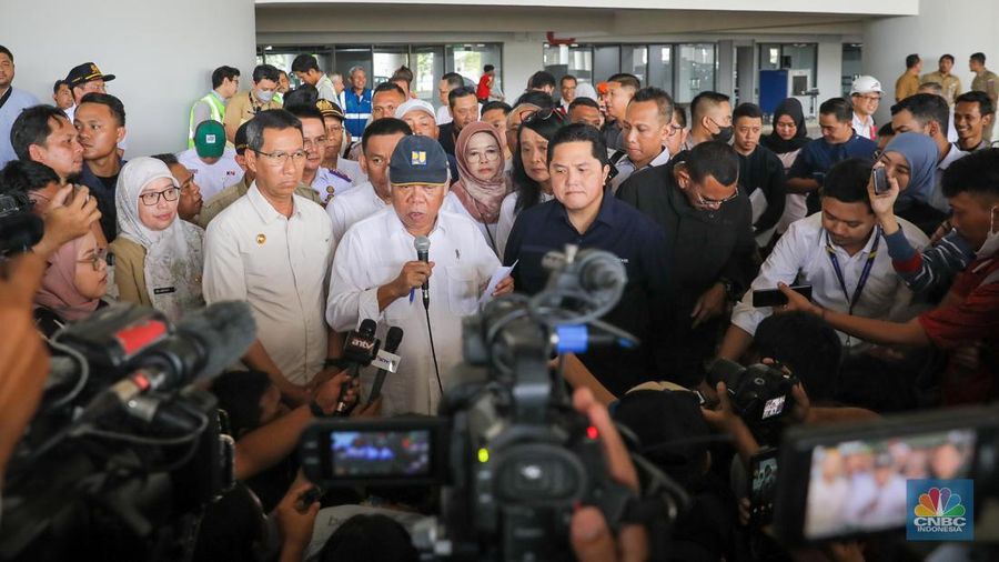 Menteri Pemuda dan Olahraga (Menpora) Dito Ariotedjo (tengah) PJ Gubernur DKI Jakarta Heru Budi Hartono (ketiga kanan), Ketua PSSI Erick Thohir (kanan), dan Menteri PUPR Basuki Hadimuljono (ketiga kiri) berbincang saat meninjau kondisi terkini Jakarta International Stadium (JIS) di Ancol, Jakarta Utara, Selasa (4/6/2023). (CNBC Indonesia/Faisal Rahman)