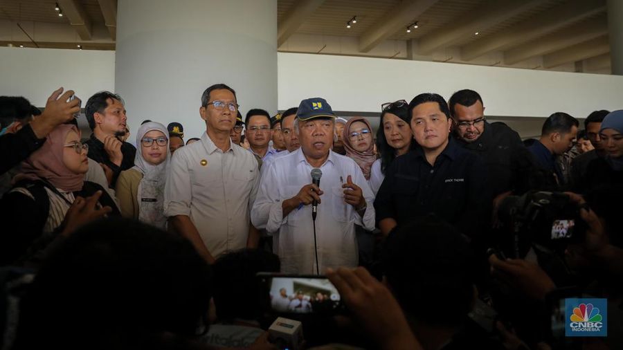 Menteri Pemuda dan Olahraga (Menpora) Dito Ariotedjo (tengah) PJ Gubernur DKI Jakarta Heru Budi Hartono (ketiga kanan), Ketua PSSI Erick Thohir (kanan), dan Menteri PUPR Basuki Hadimuljono (ketiga kiri) berbincang saat meninjau kondisi terkini Jakarta International Stadium (JIS) di Ancol, Jakarta Utara, Selasa (4/6/2023). (CNBC Indonesia/Faisal Rahman)