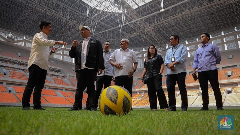 Menteri Pemuda dan Olahraga Republik Indonesia (Menpora RI) Dito Ariotedjo saat meninjau Jakarta International Stadium (JIS) di Ancol, Jakarta Utara, Selasa (4/7/2023). Kunjungan Menpora Dito Ariotedjo untuk memastikan kesiapan Jakarta International Stadium yang akan menjadi salah satu venue penyelanggarann Piala Dunia U-17 yang berlangsung pada 10 November sampai 2 Desember 2023. (CNBC Indonesia/Faisal Rahman)