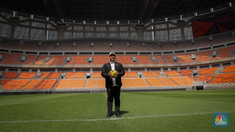 Menteri Pemuda dan Olahraga Republik Indonesia (Menpora RI) Dito Ariotedjo saat meninjau Jakarta International Stadium (JIS) di Ancol, Jakarta Utara, Selasa (4/7/2023). Kunjungan Menpora Dito Ariotedjo untuk memastikan kesiapan Jakarta International Stadium yang akan menjadi salah satu venue penyelanggarann Piala Dunia U-17 yang berlangsung pada 10 November sampai 2 Desember 2023. (CNBC Indonesia/Faisal Rahman)