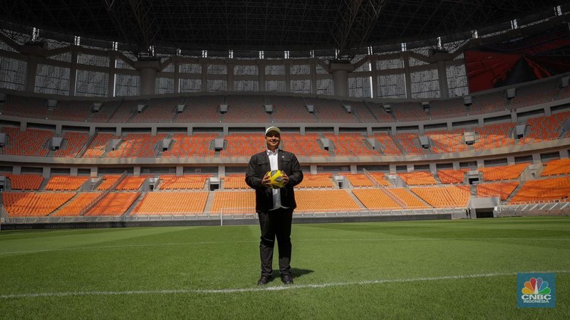 Menteri Pemuda dan Olahraga Republik Indonesia (Menpora RI) Dito Ariotedjo saat meninjau Jakarta International Stadium (JIS) di Ancol, Jakarta Utara, Selasa (4/7/2023). Kunjungan Menpora Dito Ariotedjo untuk memastikan kesiapan Jakarta International Stadium yang akan menjadi salah satu venue penyelanggarann Piala Dunia U-17 yang berlangsung pada 10 November sampai 2 Desember 2023. (CNBC Indonesia/Faisal Rahman)