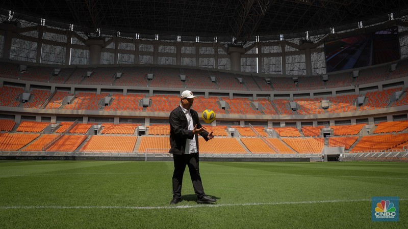 Menteri Pemuda dan Olahraga Republik Indonesia (Menpora RI) Dito Ariotedjo saat meninjau Jakarta International Stadium (JIS) di Ancol, Jakarta Utara, Selasa (4/7/2023). Kunjungan Menpora Dito Ariotedjo untuk memastikan kesiapan Jakarta International Stadium yang akan menjadi salah satu venue penyelanggarann Piala Dunia U-17 yang berlangsung pada 10 November sampai 2 Desember 2023. (CNBC Indonesia/Faisal Rahman)