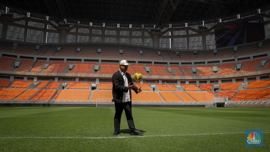 Menteri Pemuda dan Olahraga Republik Indonesia (Menpora RI) Dito Ariotedjo saat meninjau Jakarta International Stadium (JIS) di Ancol, Jakarta Utara, Selasa (4/7/2023). Kunjungan Menpora Dito Ariotedjo untuk memastikan kesiapan Jakarta International Stadium yang akan menjadi salah satu venue penyelanggarann Piala Dunia U-17 yang berlangsung pada 10 November sampai 2 Desember 2023. (CNBC Indonesia/Faisal Rahman)