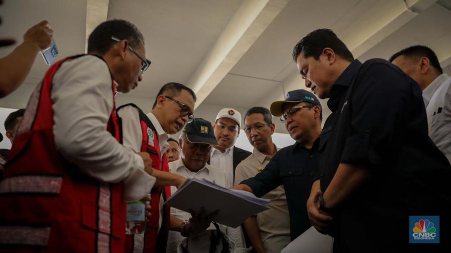 Menteri Pemuda dan Olahraga Republik Indonesia (Menpora RI) Dito Ariotedjo saat meninjau Jakarta International Stadium (JIS) di Ancol, Jakarta Utara, Selasa (4/7/2023). Kunjungan Menpora Dito Ariotedjo untuk memastikan kesiapan Jakarta International Stadium yang akan menjadi salah satu venue penyelanggarann Piala Dunia U-17 yang berlangsung pada 10 November sampai 2 Desember 2023. (CNBC Indonesia/Faisal Rahman)