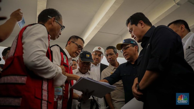 Menteri Pemuda dan Olahraga Republik Indonesia (Menpora RI) Dito Ariotedjo saat meninjau Jakarta International Stadium (JIS) di Ancol, Jakarta Utara, Selasa (4/7/2023). Kunjungan Menpora Dito Ariotedjo untuk memastikan kesiapan Jakarta International Stadium yang akan menjadi salah satu venue penyelanggarann Piala Dunia U-17 yang berlangsung pada 10 November sampai 2 Desember 2023. (CNBC Indonesia/Faisal Rahman)