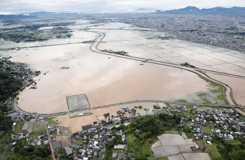 Tangkapan video dari gambar kamera langsung Kementerian Pertanahan, Infrastruktur, Transportasi, dan Pariwisata Jepang menunjukkan banjir Sungai Iwato yang disebabkan oleh hujan lebat di kota Mashiki, prefektur Kumamoto, barat daya Jepang, 3 Juli 2023, dalam gambar ini dirilis oleh Kementerian Kementerian Pertanahan, Infrastruktur, Transportasi, dan Pariwisata Jepang melalui Kyodo. (Japanese Ministry of Land, Infrastructure, Transport and Tourism/Kyodo via REUTERS)