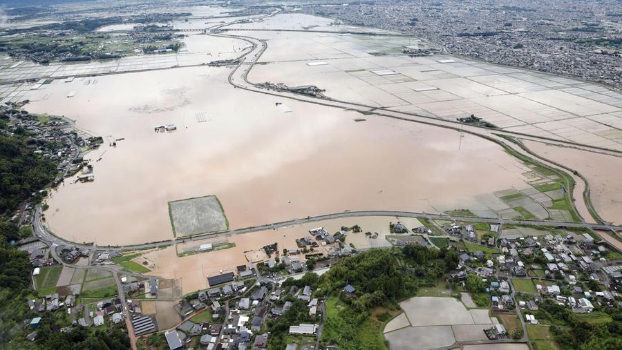 Tangkapan video dari gambar kamera langsung Kementerian Pertanahan, Infrastruktur, Transportasi, dan Pariwisata Jepang menunjukkan banjir Sungai Iwato yang disebabkan oleh hujan lebat di kota Mashiki, prefektur Kumamoto, barat daya Jepang, 3 Juli 2023, dalam gambar ini dirilis oleh Kementerian Kementerian Pertanahan, Infrastruktur, Transportasi, dan Pariwisata Jepang melalui Kyodo. (Japanese Ministry of Land, Infrastructure, Transport and Tourism/Kyodo via REUTERS)