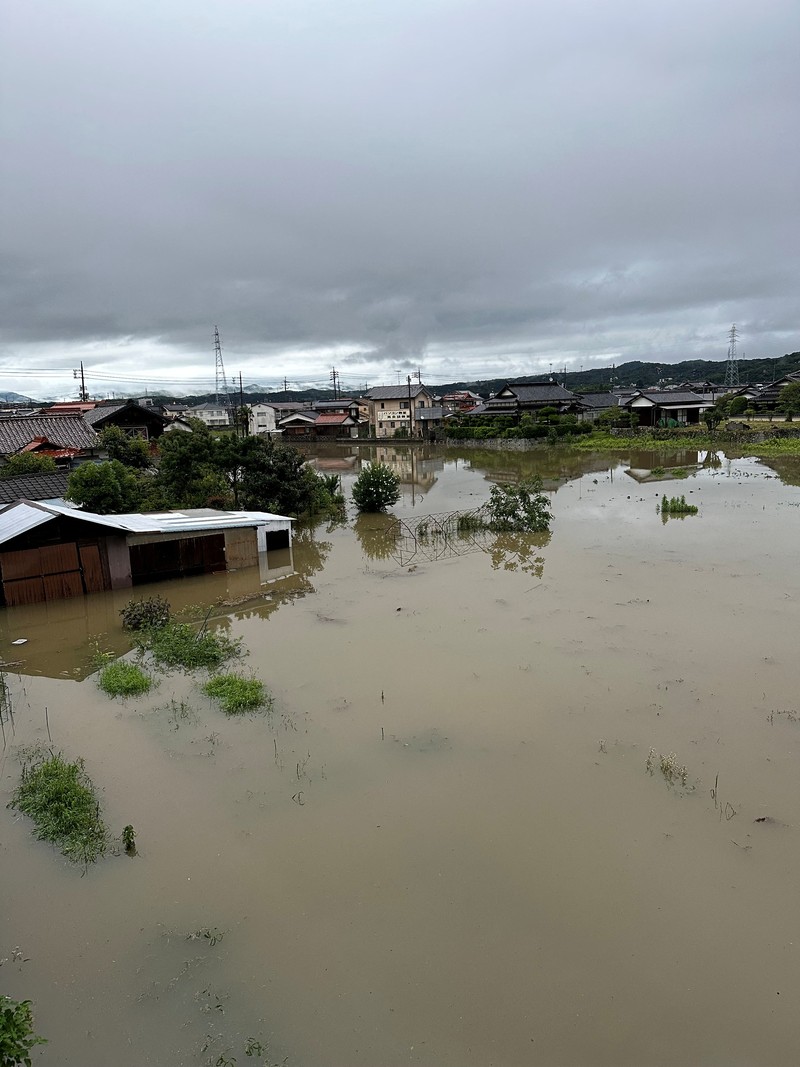 Tangkapan video dari gambar kamera langsung Kementerian Pertanahan, Infrastruktur, Transportasi, dan Pariwisata Jepang menunjukkan banjir Sungai Iwato yang disebabkan oleh hujan lebat di kota Mashiki, prefektur Kumamoto, barat daya Jepang, 3 Juli 2023, dalam gambar ini dirilis oleh Kementerian Kementerian Pertanahan, Infrastruktur, Transportasi, dan Pariwisata Jepang melalui Kyodo. (Japanese Ministry of Land, Infrastructure, Transport and Tourism/Kyodo via REUTERS)