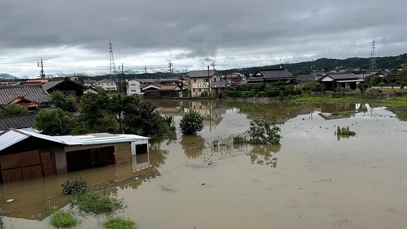Tangkapan video dari gambar kamera langsung Kementerian Pertanahan, Infrastruktur, Transportasi, dan Pariwisata Jepang menunjukkan banjir Sungai Iwato yang disebabkan oleh hujan lebat di kota Mashiki, prefektur Kumamoto, barat daya Jepang, 3 Juli 2023, dalam gambar ini dirilis oleh Kementerian Kementerian Pertanahan, Infrastruktur, Transportasi, dan Pariwisata Jepang melalui Kyodo. (Japanese Ministry of Land, Infrastructure, Transport and Tourism/Kyodo via REUTERS)