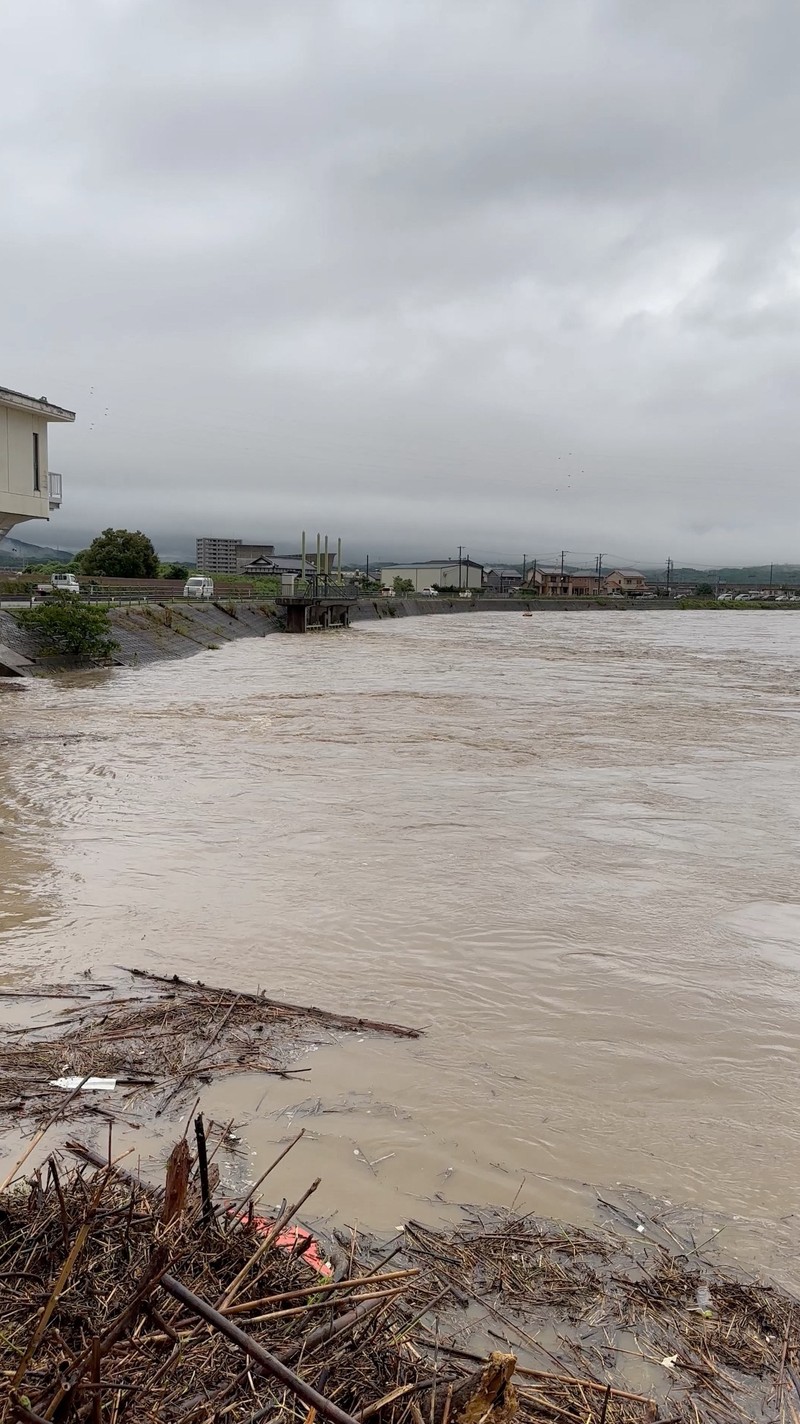 Tangkapan video dari gambar kamera langsung Kementerian Pertanahan, Infrastruktur, Transportasi, dan Pariwisata Jepang menunjukkan banjir Sungai Iwato yang disebabkan oleh hujan lebat di kota Mashiki, prefektur Kumamoto, barat daya Jepang, 3 Juli 2023, Tangkapan video dari gambar kamera langsung Kementerian Pertanahan, Infrastruktur, Transportasi, dan Pariwisata Jepang menunjukkan banjir Sungai Iwato yang disebabkan oleh hujan lebat di kota Mashiki, prefektur Kumamoto, barat daya Jepang, 3 Juli 2023, dalam gambar ini dirilis oleh Kementerian Kementerian Pertanahan, Infrastruktur, Transportasi, dan Pariwisata Jepang melalui Kyodo. (Japanese Ministry of Land, Infrastructure, Transport and Tourism/Kyodo via REUTERS)