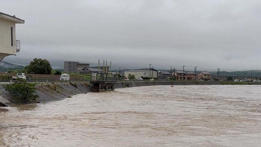 Tangkapan video dari gambar kamera langsung Kementerian Pertanahan, Infrastruktur, Transportasi, dan Pariwisata Jepang menunjukkan banjir Sungai Iwato yang disebabkan oleh hujan lebat di kota Mashiki, prefektur Kumamoto, barat daya Jepang, 3 Juli 2023, dalam gambar ini dirilis oleh Kementerian Kementerian Pertanahan, Infrastruktur, Transportasi, dan Pariwisata Jepang melalui Kyodo. (Japanese Ministry of Land, Infrastructure, Transport and Tourism/Kyodo via REUTERS)