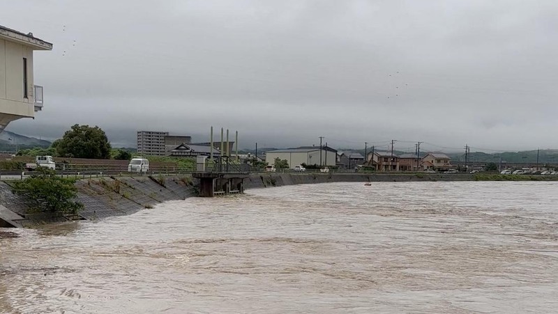 Tangkapan video dari gambar kamera langsung Kementerian Pertanahan, Infrastruktur, Transportasi, dan Pariwisata Jepang menunjukkan banjir Sungai Iwato yang disebabkan oleh hujan lebat di kota Mashiki, prefektur Kumamoto, barat daya Jepang, 3 Juli 2023, dalam gambar ini dirilis oleh Kementerian Kementerian Pertanahan, Infrastruktur, Transportasi, dan Pariwisata Jepang melalui Kyodo. (Japanese Ministry of Land, Infrastructure, Transport and Tourism/Kyodo via REUTERS)