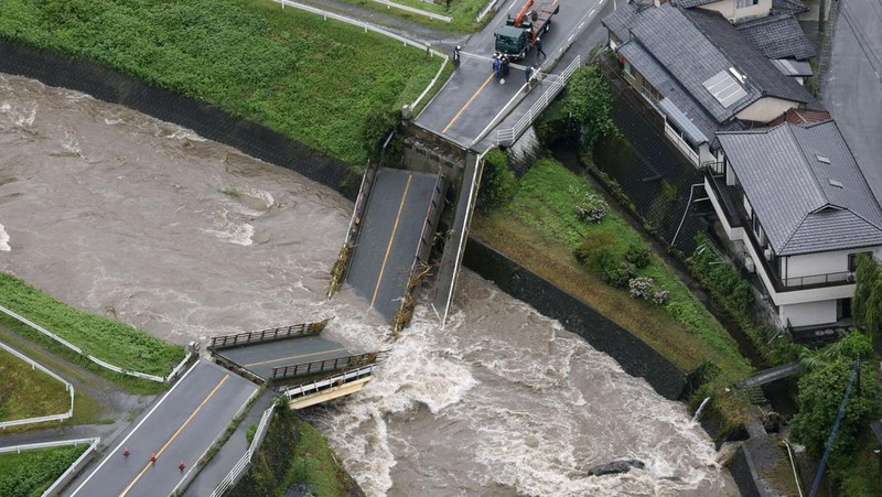 Tangkapan video dari gambar kamera langsung Kementerian Pertanahan, Infrastruktur, Transportasi, dan Pariwisata Jepang menunjukkan banjir Sungai Iwato yang disebabkan oleh hujan lebat di kota Mashiki, prefektur Kumamoto, barat daya Jepang, 3 Juli 2023, dalam gambar ini dirilis oleh Kementerian Kementerian Pertanahan, Infrastruktur, Transportasi, dan Pariwisata Jepang melalui Kyodo. (Japanese Ministry of Land, Infrastructure, Transport and Tourism/Kyodo via REUTERS)