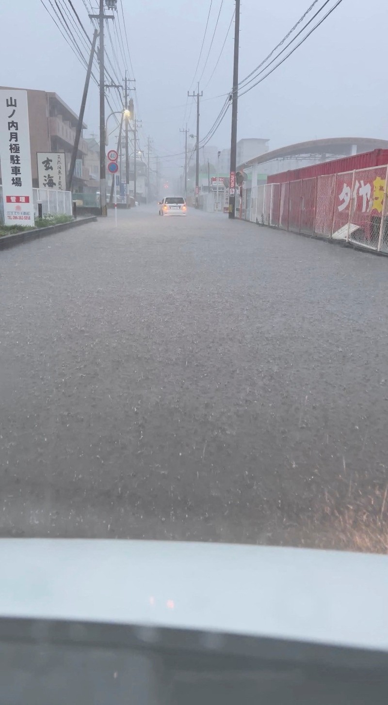 Tangkapan video dari gambar kamera langsung Kementerian Pertanahan, Infrastruktur, Transportasi, dan Pariwisata Jepang menunjukkan banjir Sungai Iwato yang disebabkan oleh hujan lebat di kota Mashiki, prefektur Kumamoto, barat daya Jepang, 3 Juli 2023, Tangkapan video dari gambar kamera langsung Kementerian Pertanahan, Infrastruktur, Transportasi, dan Pariwisata Jepang menunjukkan banjir Sungai Iwato yang disebabkan oleh hujan lebat di kota Mashiki, prefektur Kumamoto, barat daya Jepang, 3 Juli 2023, dalam gambar ini dirilis oleh Kementerian Kementerian Pertanahan, Infrastruktur, Transportasi, dan Pariwisata Jepang melalui Kyodo. (Japanese Ministry of Land, Infrastructure, Transport and Tourism/Kyodo via REUTERS)